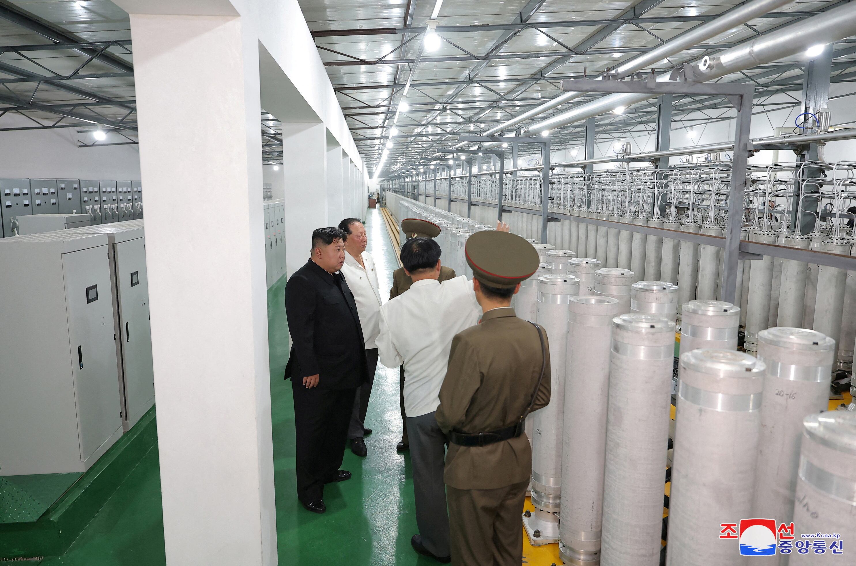 El líder norcoreano Kim Jong-un durante su visita la Instituto de Armas Nucleares de Corea del Norte. Foto: KCNA.