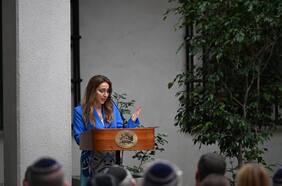 Comunidad Judía critica regalo de camiseta palestina a Boric y acusa al gobierno de discriminación