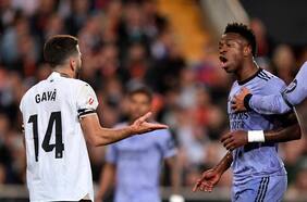 Árbitro finaliza el partido justo antes de un gol del Real Madrid y desata la polémica en España