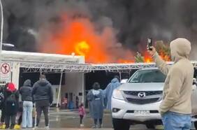 Incendio arrasa con locales de la Plaza de Abastos de Illapel