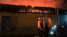 Incendio consume cité en Santiago Centro y amenaza con propagarse a otras viviendas: vecinos fueron evacuados