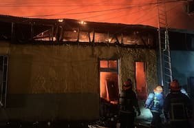 Incendio consume cité en Santiago Centro y amenaza con propagarse a otras viviendas: vecinos fueron evacuados