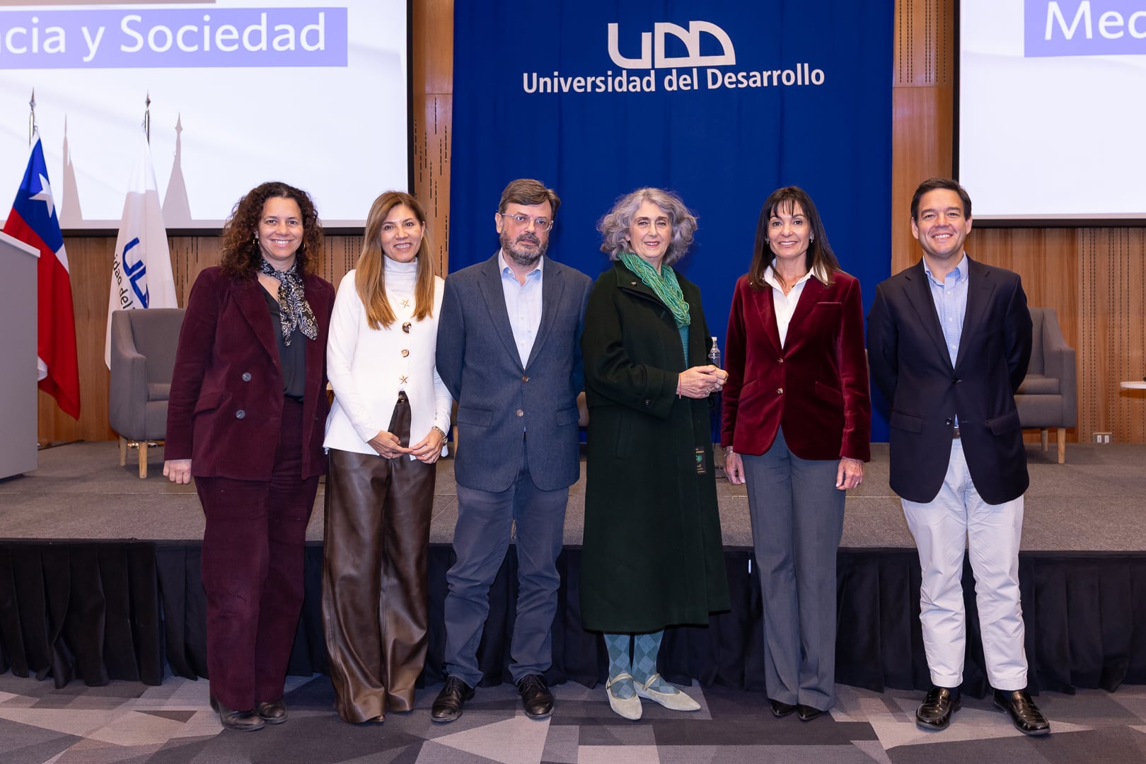 Verónica Délano, consejera de la Universidad del Desarrollo; Karim Gálvez, directora de la carrera de Periodismo y Comunicación UDD; Juan Paulo Iglesias, editor de Opinión de La Tercera; Eliana Rozas, presidenta del CNTV; Carolina Mardones, decana de la Facultad de Comunicaciones UDD, y José Tomás Santa María, director del Diario Financiero.