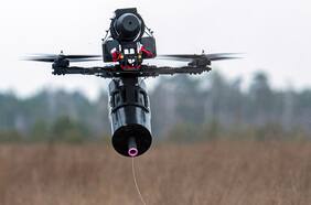 Cómo son los nuevos drones de fibra óptica que evaden los inhibidores en el frente de la guerra en Ucrania