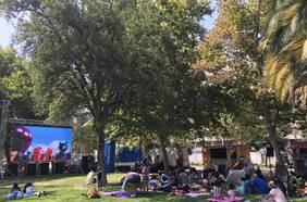 Un ciclo de cine gratuito exhibirá películas familiares en parques de la comuna de Santiago