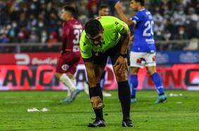 Arriesgan sanciones: una piedra cae al terreno de juego en la derrota de la UC frente a La Serena