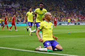 El Scratch va en serio por la sexta: la eficacia de Richarlison desata la fiesta de Brasil ante Serbia