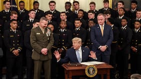 Legisladores de EE.UU. aumentan presión para que gabinete invoque la 25ª Enmienda para destituir a Trump