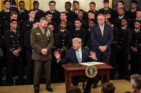 Legisladores de EE.UU. aumentan presión para que gabinete invoque la 25ª Enmienda para destituir a Trump