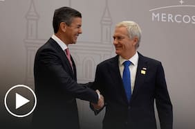 Así fue el saludo entre José Antonio Kast y el presidente de Paraguay en la cumbre MERCOSUR