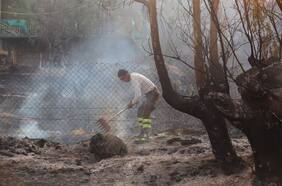 Tres bomberos lesionados en incendio de Villa Alemana: uno de ellos presenta quemaduras en el 30% de su cuerpo