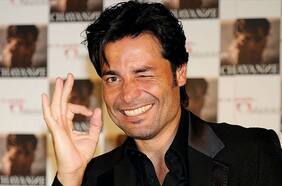 “He visto muchos memes con esta almohada”: Chayanne se ríe del fenómeno de los peluches con su cara