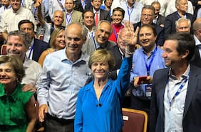 Matthei presenta a integrantes de su equipo programático y lanza fuerte arremetida contra el gobierno