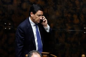Por muertes de carabineros: oposición arremete contra Squella por negar solicitudes de renuncia en gobierno de Boric y acusan contradicción