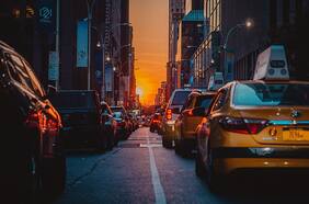 Nueva York sigue los pasos de California y pone en la mira a los autos a combustión