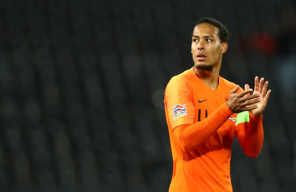 Van Dijk se suma a las quejas contra las pausas de hidratación: "Van siempre a los comerciales"