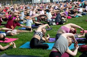 Cinco entretenidos lugares con clases de yoga al aire libre