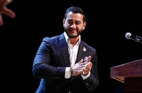 Abdul El-Sayed: el progresista cuya victoria en las primarias al Senado de Michigan profundiza la división entre los demócratas