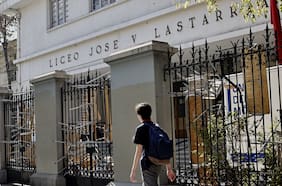 Alcaldesa Matthei anuncia querella contra responsables de rociar bencina al director del Liceo Lastarria