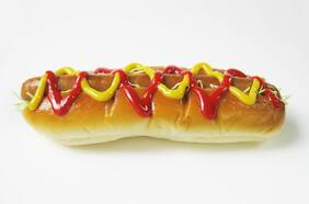 Comer un completo podría costarte 36 minutos de “vida saludable”