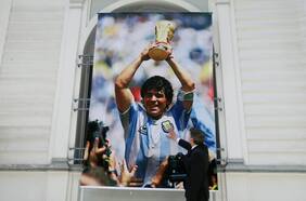 Todas las miradas sobre Maradona