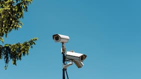 Cámaras inoperativas y multas sin aplicar: Contraloría detecta deficiencias en ocho municipios de la RM y cuatro en Biobío