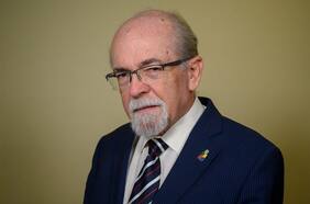 A mirar el cielo: se reedita Somos polvo de estrellas el clásico de José Maza