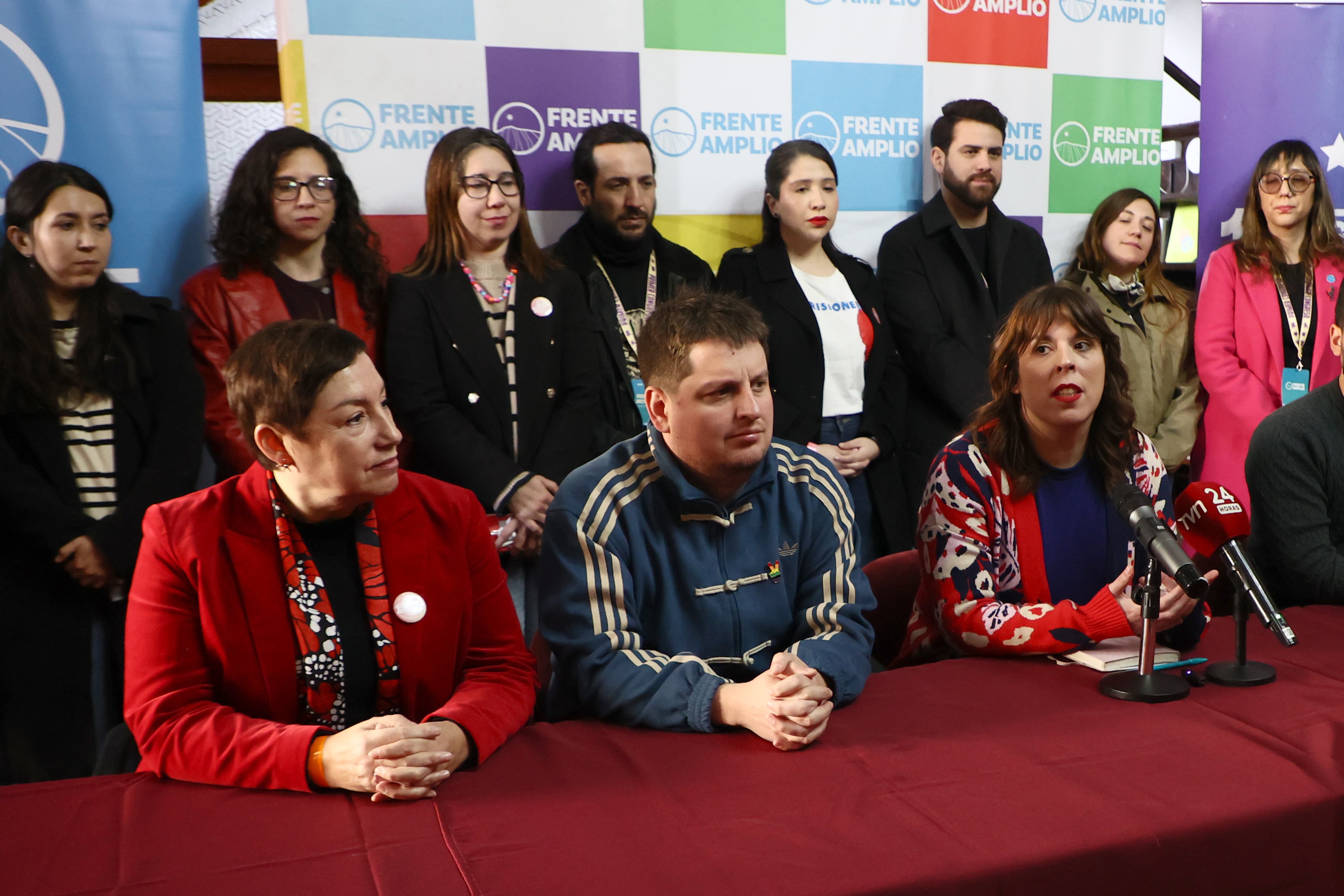 FA acusa al gobierno de "bajarle impuestos a los súper ricos" y defiende a Grau ante acusación constitucional