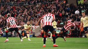 Arsenal supera la férrea resistencia de Sunderland y mantiene el arranque perfecto en la Premier League