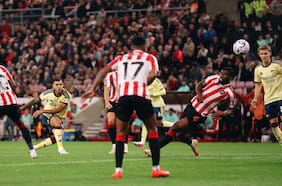 Arsenal supera la férrea resistencia de Sunderland y mantiene el arranque perfecto en la Premier League