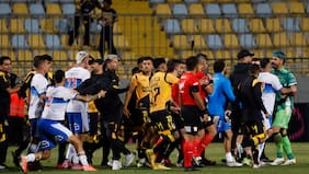 Le gritó al plantel de la UC: la eufórica celebración del Mono Sánchez que terminó a los empujones en la Supercopa