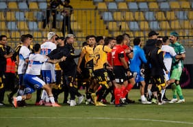 Le gritó al plantel de la UC: la eufórica celebración del Mono Sánchez que terminó a los empujones en la Supercopa