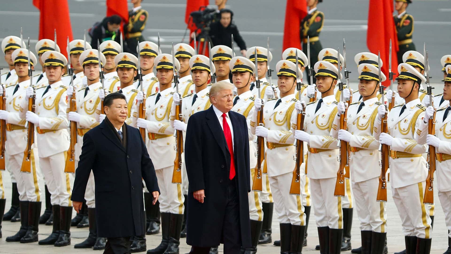 Xi Jinping y Donald Trump pasan en frente de la guardia de honor china durante una ceremonia de bienvenida en el Gran Salón del Pueblo en Beijing, el 9 de noviembre de 2017.