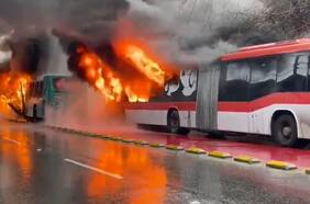 Dos buses de Transantiago resultan quemados en medio de incidentes en el INBA