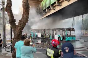 Desconocidos queman dos buses del Transantiago en Pudahuel tras manifestaciones