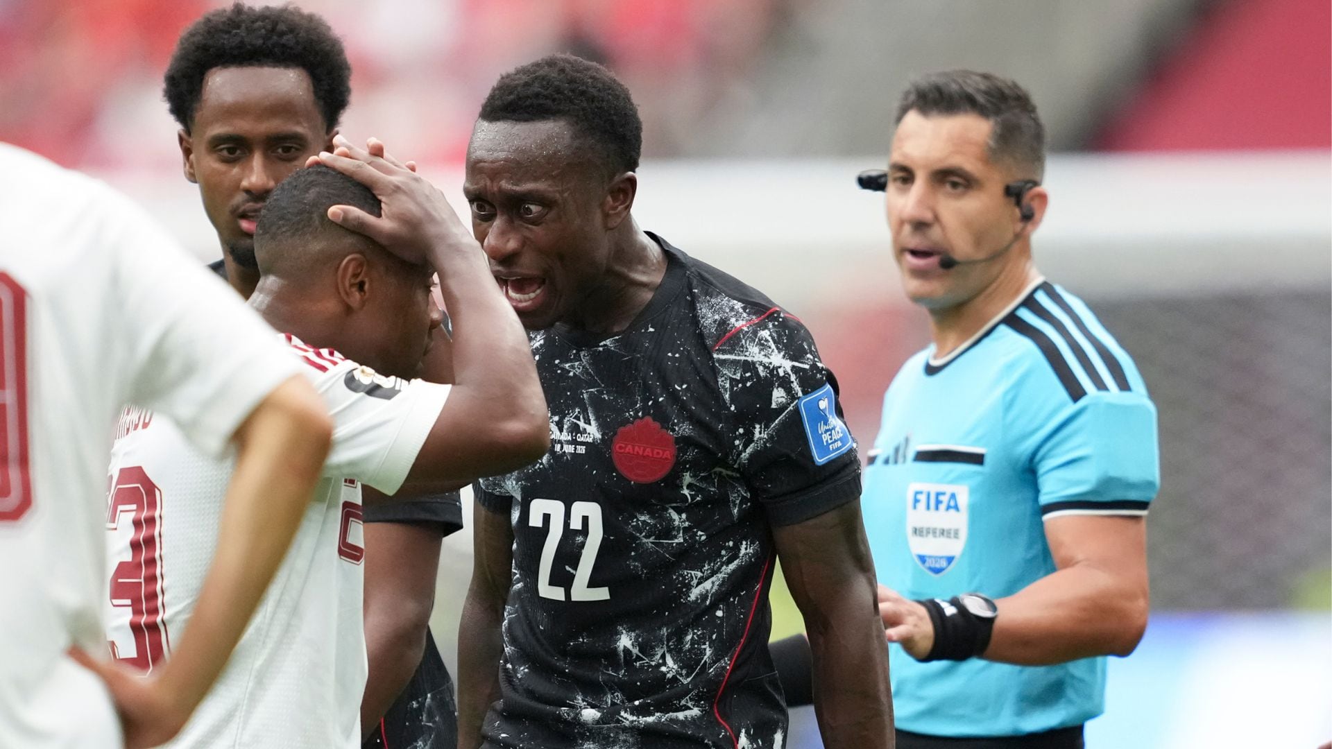 Tras la derrota ante Canadá en el Mundial: la furia del técnico de Qatar con el arbitraje del chileno Cristián Garay