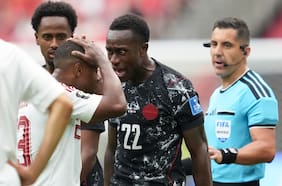 Tras la derrota ante Canadá en el Mundial: la furia del técnico de Qatar con el arbitraje del chileno Cristián Garay