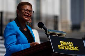 Karen Bass, la representante afroamericana que irrumpe como posible compañera de fórmula de Biden