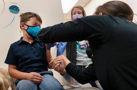 Por qué las dosis de la vacuna difieren para bebés, niños, adolescentes y adultos: un científico explica cómo cambia su sistema inmunológico a medida que madura