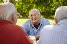 Cómo hablar dos idiomas podría reducir el riesgo de Alzheimer, según un estudio