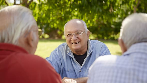 Cómo hablar dos idiomas podría reducir el riesgo de Alzheimer, según un estudio