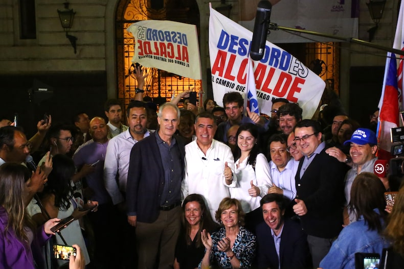 Mario Desbordes celebra su triunfo por la alcaldia de Santiago en la Plaza de Armas