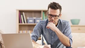 Cómo el tipo de trabajo que tienes puede aumentar el riesgo de padecer demencia, según investigaciones