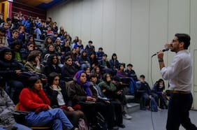 La táctica de Winter para quedarse con el codiciado voto juvenil en medio del bajo entusiasmo ciudadano por las primarias