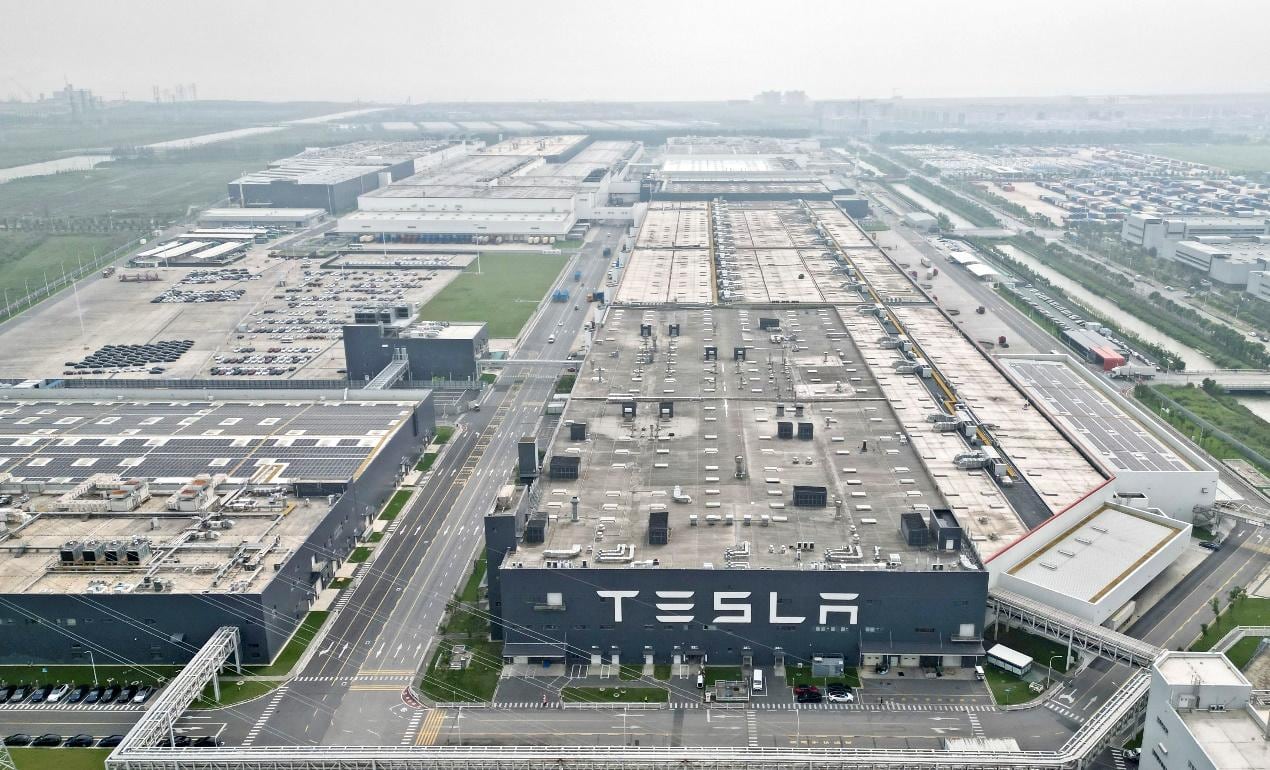 Imagen tomada con un dron del 26 de septiembre de 2023 de la Gigafábrica de Tesla en la nueva área de Lingang, de la Zona de Libre Comercio Piloto de China (Shanghai), en la ciudad oriental china de Shanghai. (Xinhua/Liu Ying)