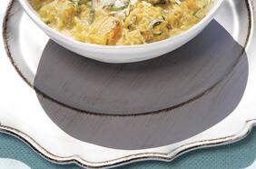 Suave curry con cúrcuma y jengibre de pollo, zapallo y lentejas rojas