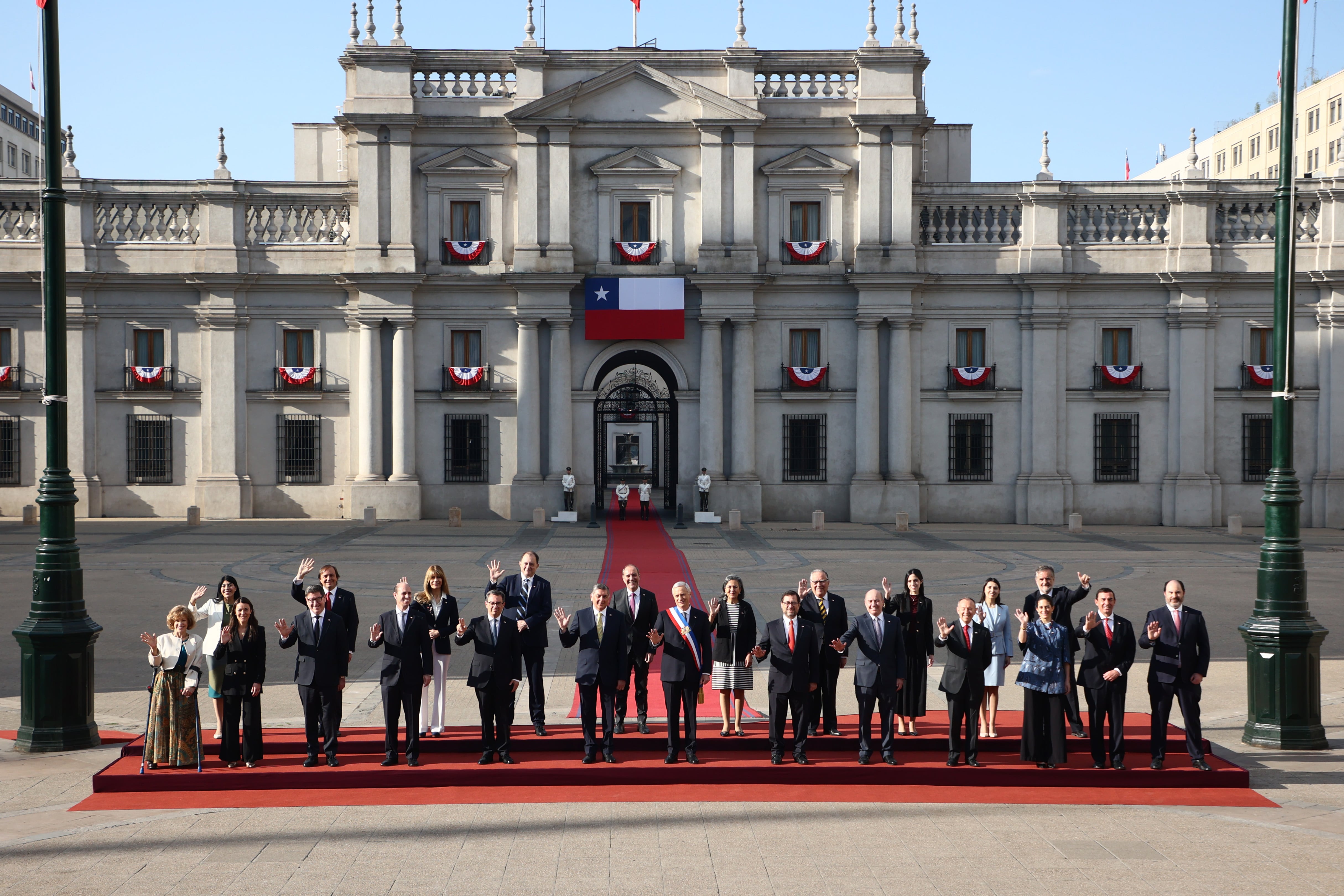 El Presidente de la República, José Antonio Kast, participa en tradicional sesión de fotos oficiales con ministros y subsecretarios en la Plaza de la Constitución y el Patio de los Cañones.