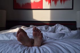 ¿Cuál es la mejor posición para dormir según la Clínica Mayo?