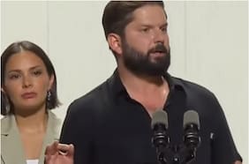 “Nunca los vamos a dejar solos”: Presidente Boric aparece en evento Juntos Chile se Levanta y presenta a Young Cister como “mi hermano”