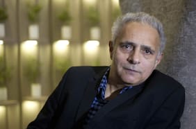 Habla Hanif Kureishi a un año del accidente que lo dejó postrado: “Todavía no estoy listo para morir”